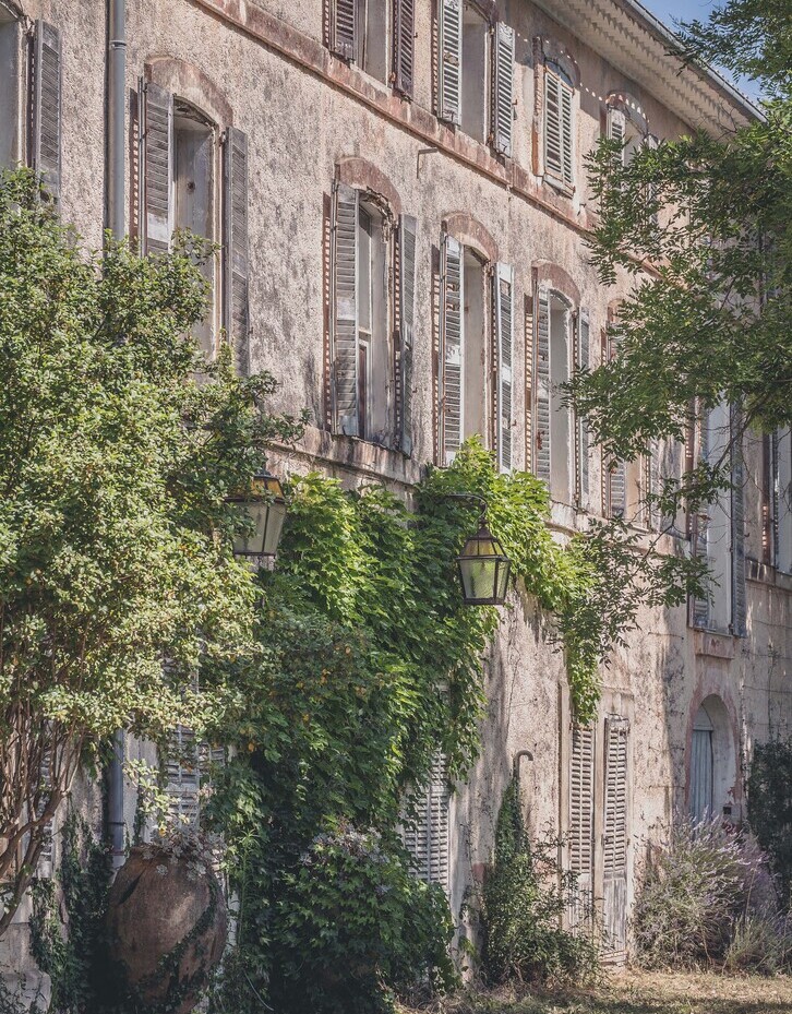 la-batisse-historique-du-chateau-de-selle-en-provence