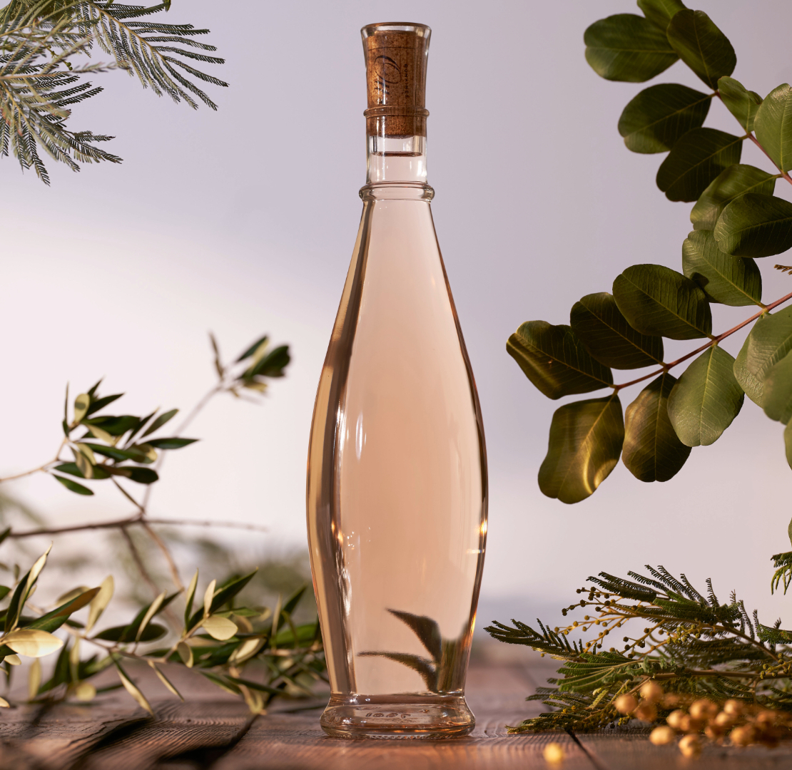 une-bouteille-domaines-ott-avec-une-composition-florale