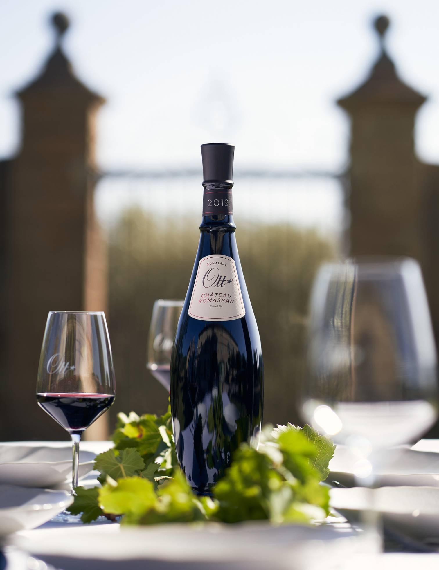 une-bouteille-de-chateau-romassan-rouge-sur-une-table-champetre