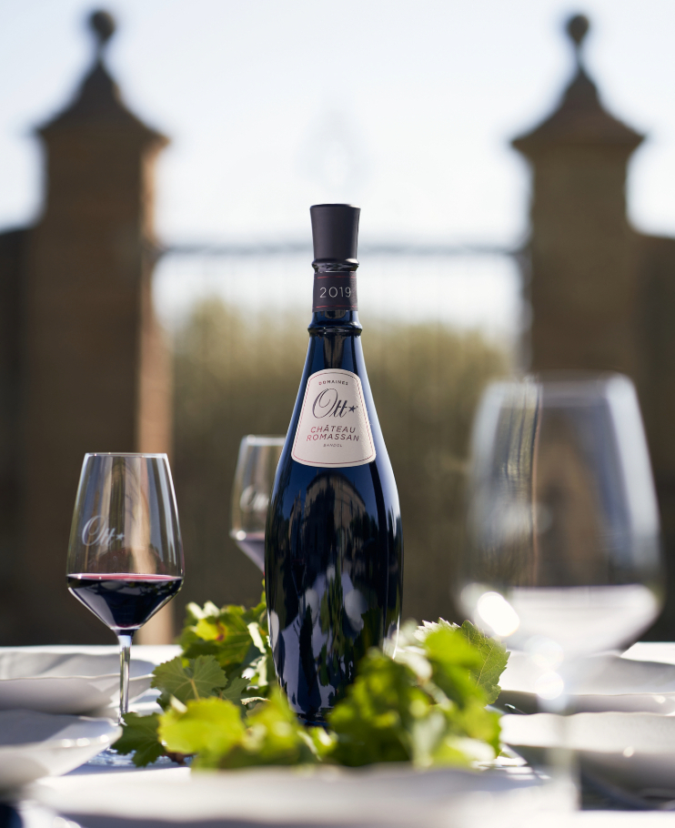 une-bouteille-de-chateau-romassan-rouge-sur-une-table-champetre