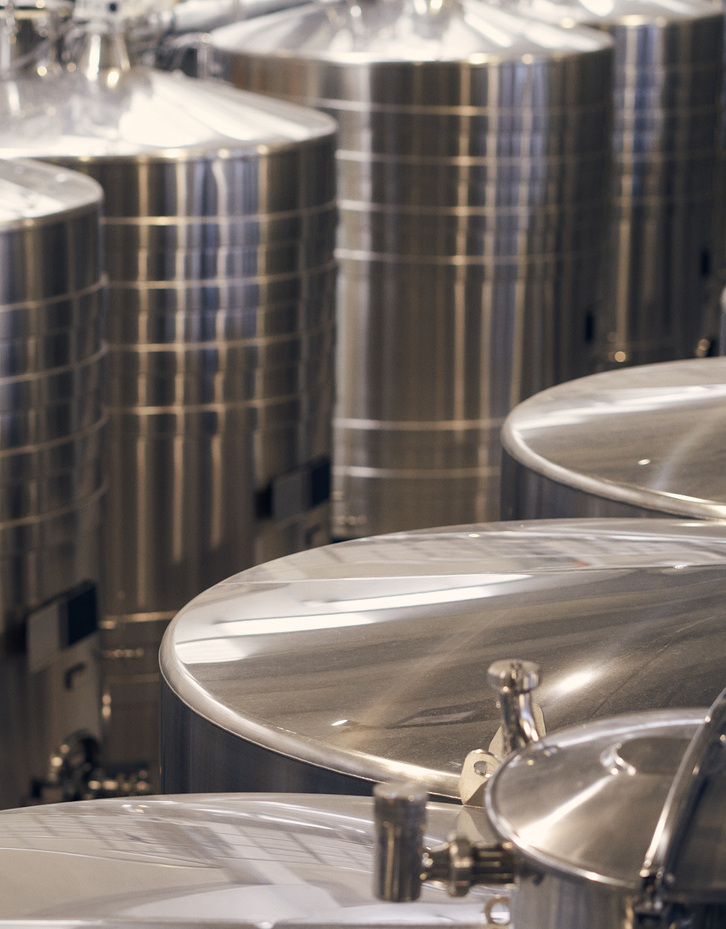 les-cuves-en-inox-pour-produire-le-vin-du-chateau-de-selle