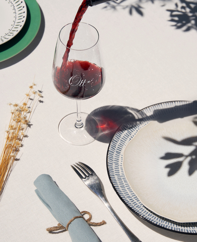 une-table-provencale-dressee-avec-du-vin-rouge