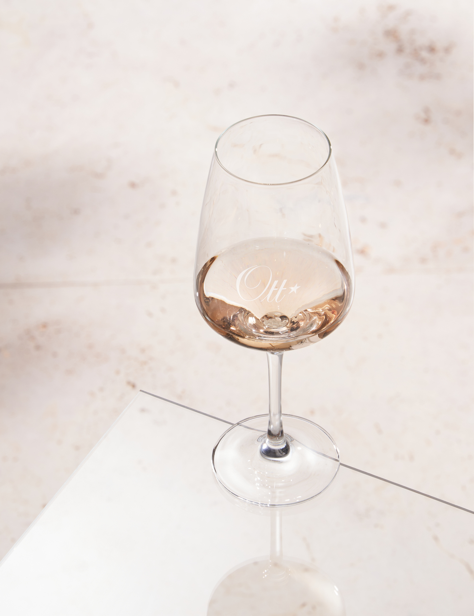 un-verre-de-vin-rose-sur-du-verre