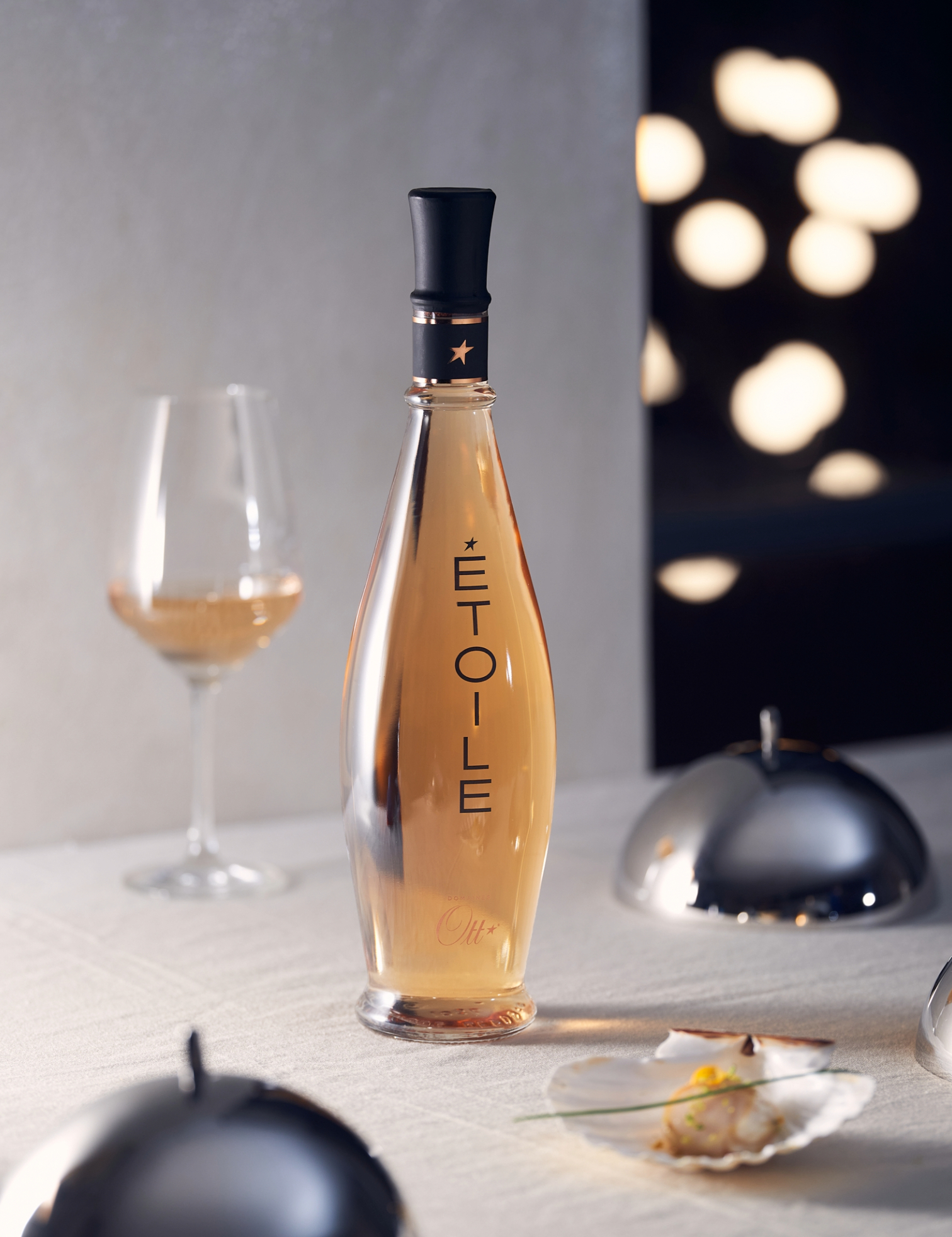 la-bouteille-etoile-sur-une-table-de-fete