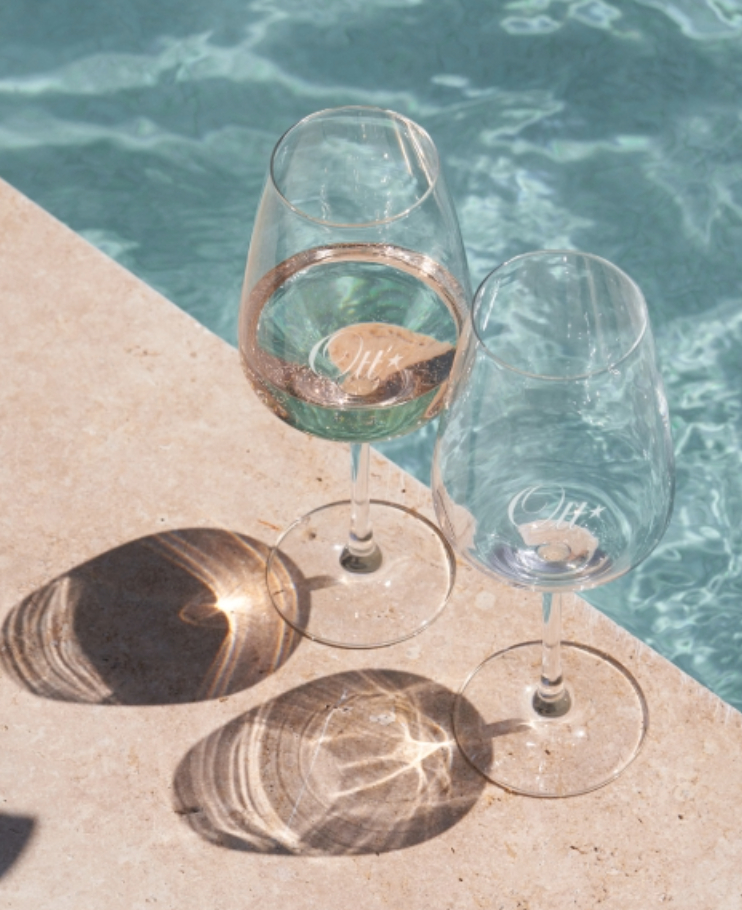 un-verre-de-vin-rose-au-bord-de-la-piscine