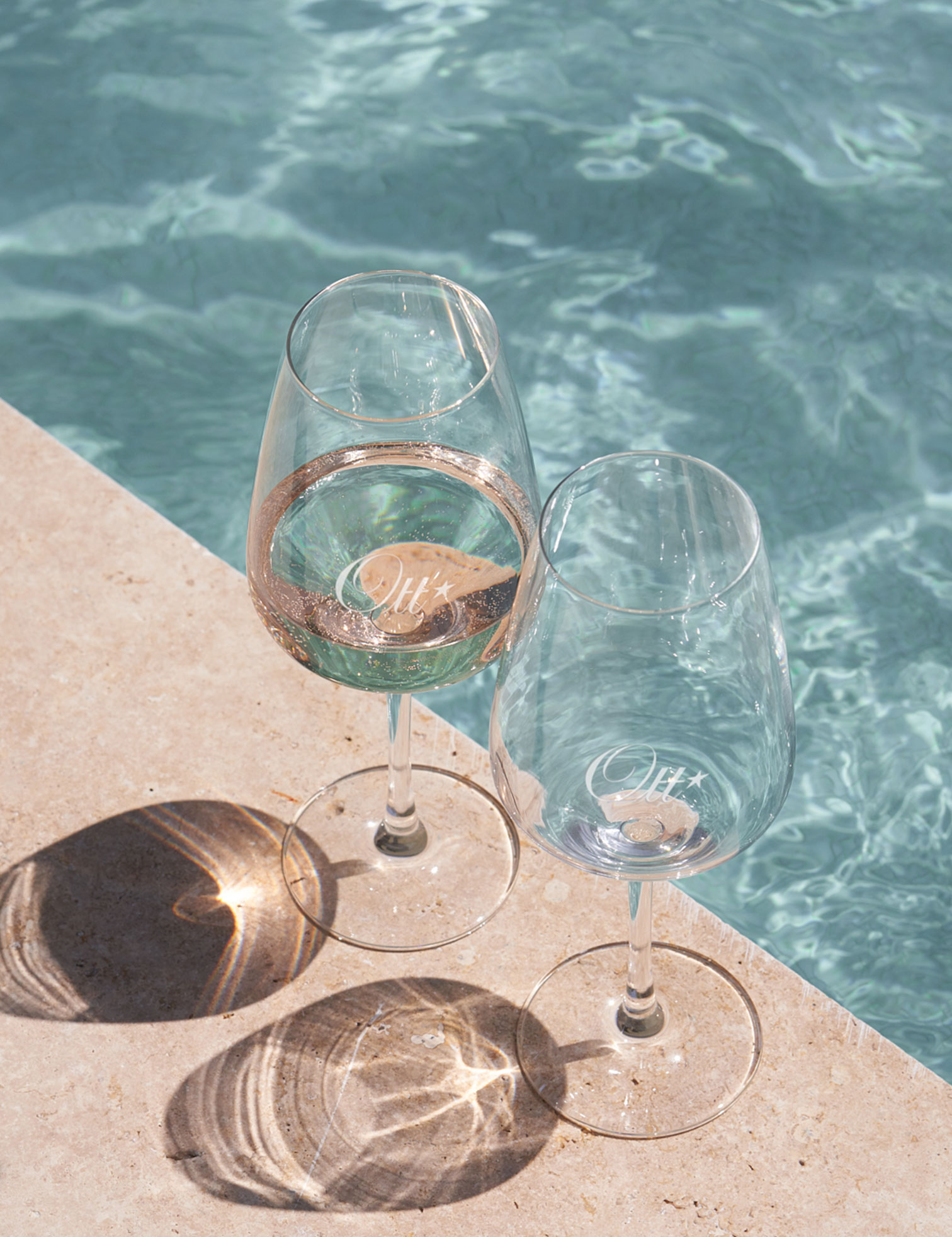 rose-wine-at-the-edge-of-the-swimmingpool