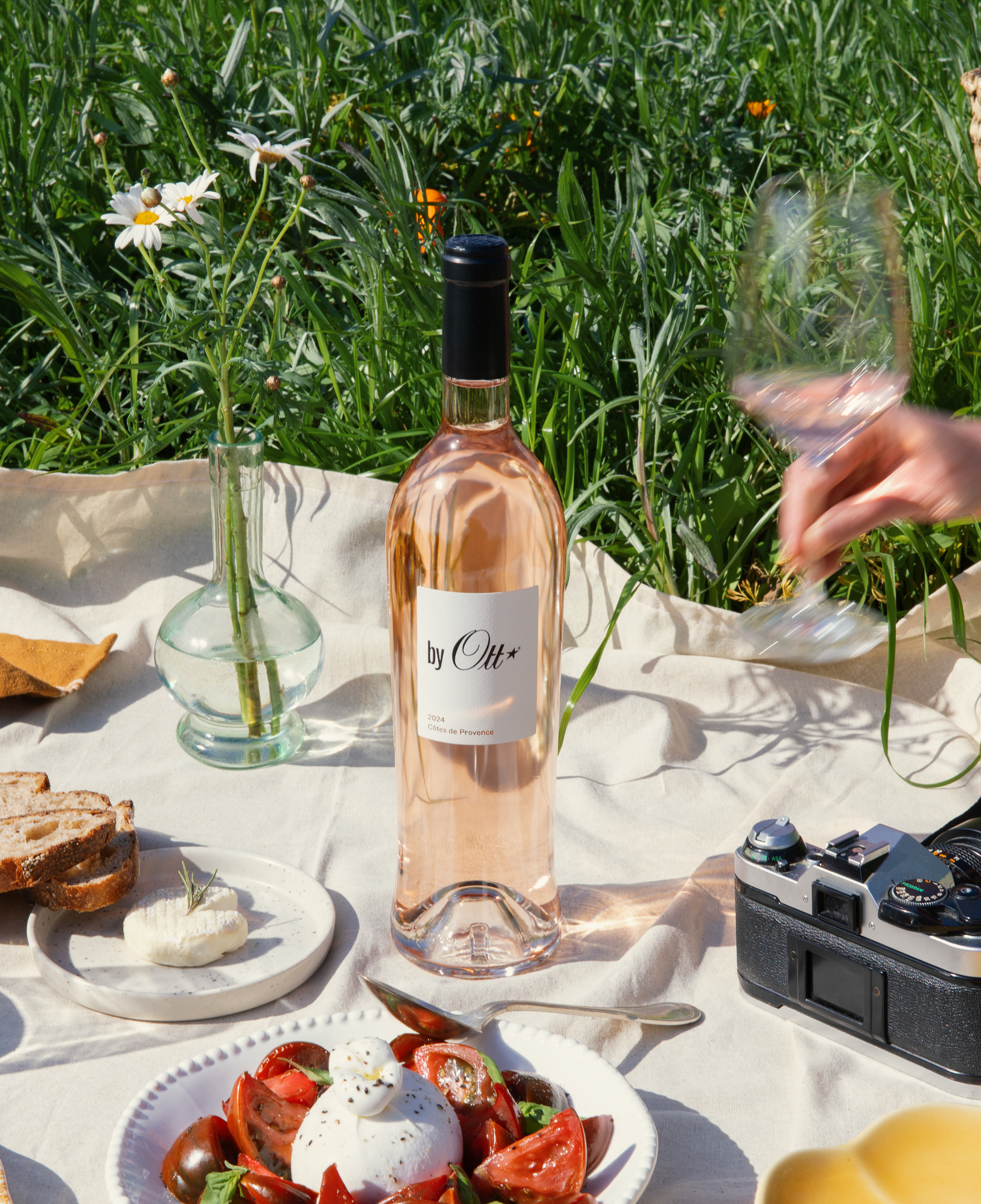 un-verre-de-by-ott-rose-au-milieu-d-une-nappe-de-pique-nique