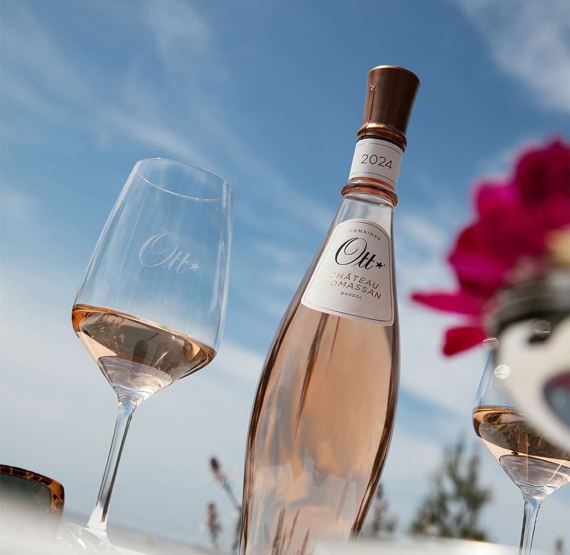 vin-rose-chateau-romassan-sur-table-en-bord-de-mer