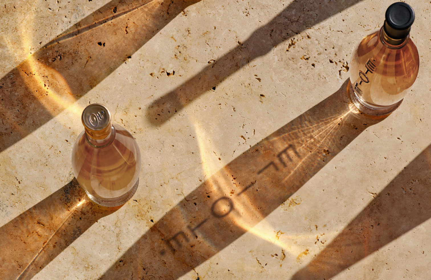 des-bouteilles-etoile-posees-sur-le-sol-avec-des-eclats-de-lumiere-et-jeux-d-ombres