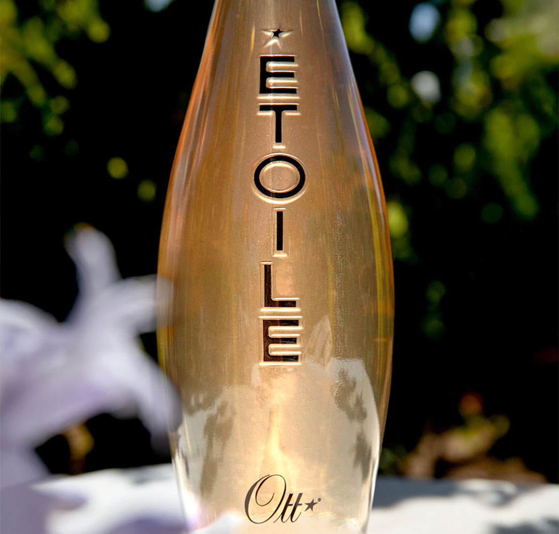 une-bouteille-de-vin-rose-etoile-posee-sur-une-table-dans-les-vignes