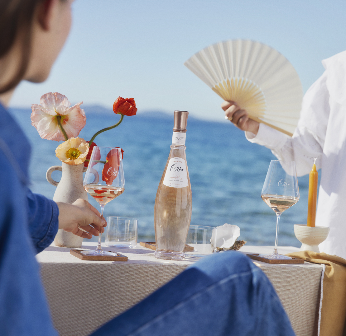 vin-rose-clos-mireille-sur-une-table-dressee-avec-vue-mer