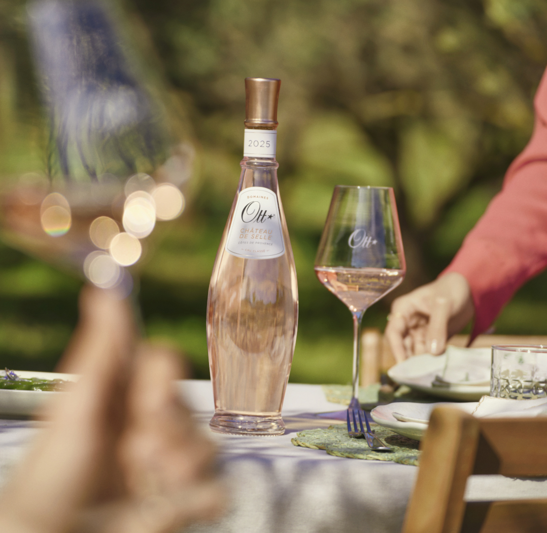 vin-rose-chateau-de-selle-sur-une-table-dressee-a-la-campagne